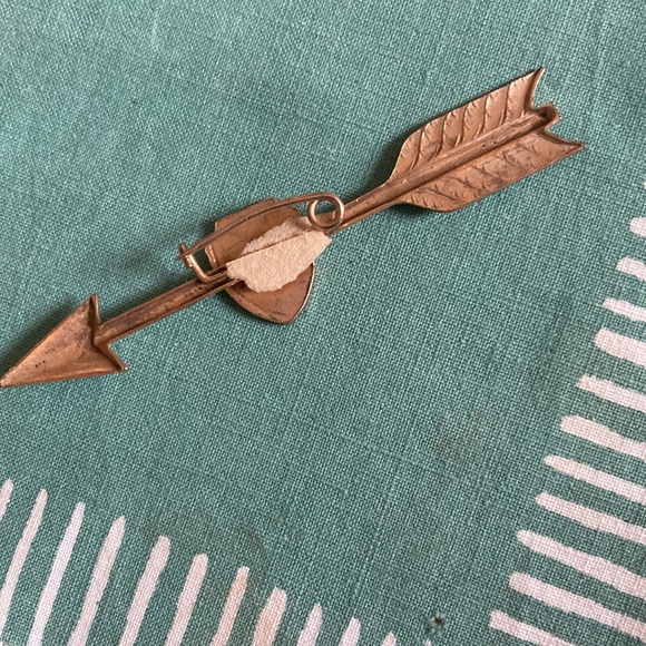 Deadstock vintage NY Empire State Building enamel gold plate souvenir arrow pin - Picture 6 of 10